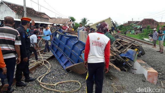 Truk Tertabrak Kereta Api Matarmaja di Brebes