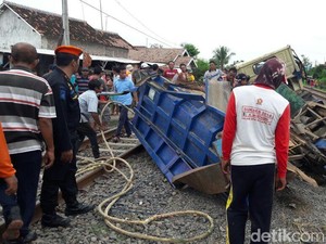 Truk Tertabrak Kereta Api Matarmaja di Brebes