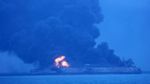 Penampakan Kapal Tanker Terbakar dan Tumpahkan Minyak ke Laut
