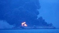 Petugas penyelamat dilaporkan sudah berhasil mendapatkan kotak hitam berisi informasi pelayaran namun petugas harus segera meninggalkan kapal karena asap tebal yang beracun dan tingginya temperatur. (Foto: (AFP Photo/handout))