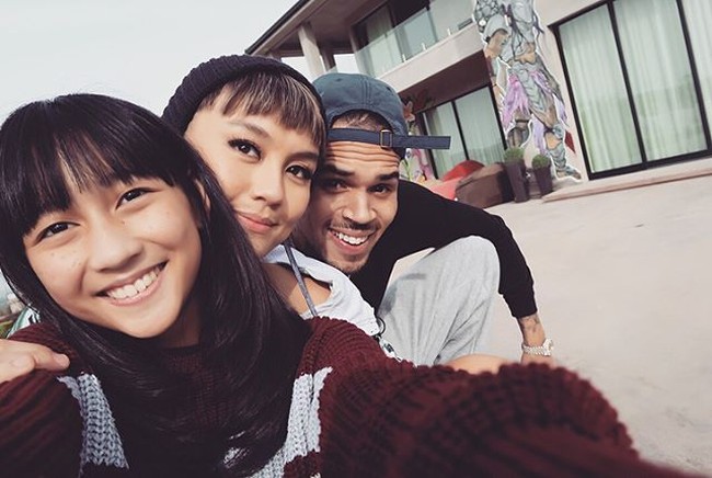 Saking akrabnya, Agnez Mo bahkan sempat dikabarkan berpacaran dengan Chris Brown. (Foto: dok. Instagram Agnez Mo)