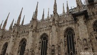 Foto: Ada kurang lebih 135 puncak menara, 3.400 patung plus 700 ukiran relief di seluruh katedral ini. Patungnya beraneka macam kisah Alkitab, mulai dari orang suci, martir penebusan dosa melalui salib hingga patung yang letaknya paling tinggi, adalah Madonnina (Bunda Maria) (Erwin/detikTravel)-