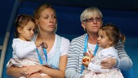 Mirka mengajak buah hatinya untuk memberikan semangat bagi Federer pada semifinal pada Australia Terbuka 2012 di Melbourne.  (Mark Kolbe/Getty Images)