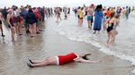 Foto: Dingin-dingin, Ribuan Warga Belgia Nyebur ke Laut