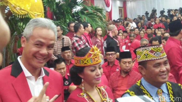 Senyum Ganjar Saat Hadiri Pengumuman Cagub Jateng di PDIP