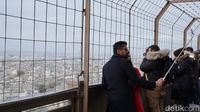 Turis yang memadati Lantai 2 Menara Eiffel