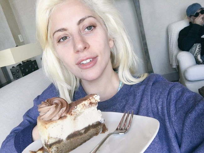 Penyanyi Lady Gaga yang dikenal suka tampil dengan riasan unik, percaya diri memamerkan wajah tanpa makeupnya di pagi hari. Foto: Instagram