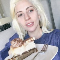 Penyanyi Lady Gaga yang dikenal suka tampil dengan riasan unik, percaya diri memamerkan wajah tanpa makeupnya di pagi hari. Foto: Instagram