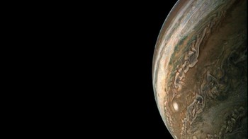 Setiap 53 hari, sambil berpergian dengan kecepatan hingga 130 ribu mph, JunoCam merekam serangkaian foto terbaru kondisi Jupiter. Foto: NASA