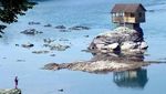 Lebih dari 40 Tahun, Rumah Ini Nongkrong di Tengah Sungai