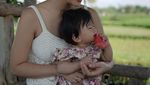 Lucu Parah! Baby Sal, Anak Rio Dewanto dan Atiqah Hasiholan Sunbathing di Bali