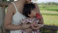 Kalau yang ini, Baby Sal lagi ngemil semangka sambil dipangku ibu. Anak dan ibu sama-sama cantik ya? Foto: Instagram Atiqah Hasiholan