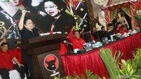 Megawati mengumumkan cagub-cawagub yang diusung PDIP.