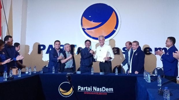 NasDem Serahkan SK Cagub ke Ridwan Kamil dan Ganjar Pranowo