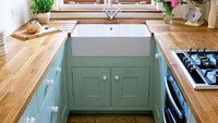 Jika hanya memiliki ruang kecil, Anda dapat memanfaatkannya jadi dapur yang cantik. Kitchen set yang disusun rapih bisa jadi tempat menyimpan barang yang sesuai dan tak terlihat. Semakin nyaman ketika dapur diberi jendela kecil untuk sirkulasi udara. Foto: Istimewa