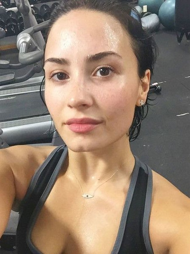 Wajah penyanyi Demi Lovato yang tak ditutupi makeup tampak segar setelah dia berolahraga. Foto: Instagram
