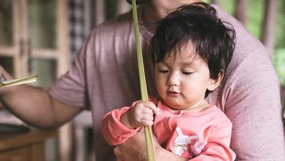 Lucu Parah! Baby Sal, Anak Rio Dewanto dan Atiqah Hasiholan Sunbathing di Bali