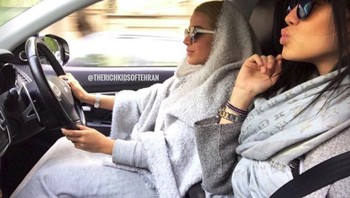 Ketimpangan ini menjadi sorotan para pemrotes selama dasawarsa lalu, dan tampaknya mencapai puncaknya, terutama setelah Presiden Iran Hassan Rouhani memperkenalkan anggaran penghematan. Foto: Instagram @richkidsoftehran