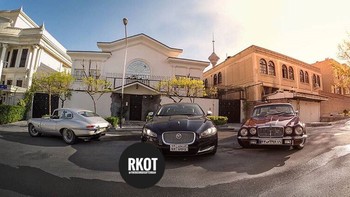 Mobil-mobil mewah semacam ini menjadi tunggangan para remaja kaya. Foto: Instagram @richkidsoftehran