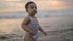 Gemas! Anak Bungsu Anang dan Ashanty Happy Main-main di Pantai