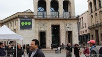 Untuk masuk ke dalam katedral, pengunjung harus mengeluarkan biaya 4 Euro – 15 Euro (Rp 64-240 ribu). Namun jika tak cukup waktu, pengunjung bisa menikmati keindahan Katedral Milan ini dari luar saja. (Erwin/detikTravel)