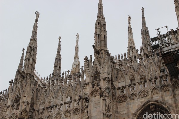 Foto: Yang unik dari gereja ini adalah adanya ratusan patung terbuat dari marmer putih yang diukir dengan detail dan rapi. Patung-patung itu menempel di dinding Katedral. (Erwin/detikTravel) Foto: Yang unik dari gereja ini adalah adanya ratusan patung terbuat dari marmer putih yang diukir dengan detail dan rapi. Patung-patung itu menempel di dinding Katedral. (Erwin/detikTravel)