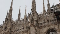 Foto: Yang unik dari gereja ini adalah adanya ratusan patung terbuat dari marmer putih yang diukir dengan detail dan rapi. Patung-patung itu menempel di dinding Katedral. (Erwin/detikTravel)