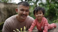 Ini Baby Sal bersama Bapak Rio Dewanto foto dengan sesaji. Mengenalkan beragam budaya ya, Pak? Foto: Instagram Atiqah Hasiholan