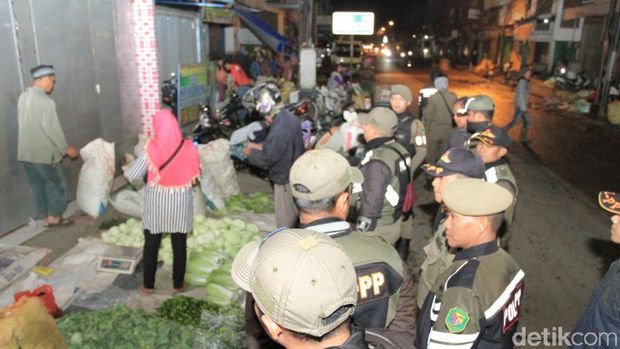 Ratusan Lapak PKL Pasar Subuh di Majalaya Bandung Ditertibkan