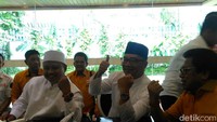 Dengan jam ini kami akan disatukan dalam setiap waktu, setiap jam dan setiap detik, kata OSO. Ridwan Kamil dan Uu lalu berpose dengan jam tangan dari OSO tersebut.