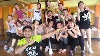 Atau olahraga berkelompok seperti zumba yang bisa membakar kalori dan membuat hati riang karena dilakukan sambil bersenang-senang. Foto: Instagram/vanila_79