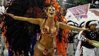 Festival paling terkenal di Rio de Janeiro apalagi kalau bukan Rio Carnival. Karnaval ini sangat meriah dengan parade mobil hias dan para penari seksi yang bergoyang samba (Reuters)