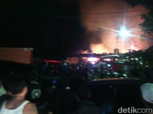 Kebakaran Landa Permukiman Padat di Kemayoran