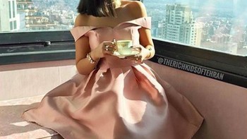 Jurnalis asal Iran Amir Ahmadi Arian menuliskan di New York Times, bahwa situasi ini semacam ironi. Para remaja kaya di Iran bertindak seperti kelas aristokrat baru yang tidak menyadari sumber kekayaan mereka. Foto: Instagram @richkidsoftehran