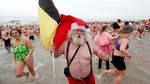Foto: Dingin-dingin, Ribuan Warga Belgia Nyebur ke Laut