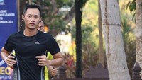 Anak sulung dari Presiden Indonesia yang ke-6 Susilo Bambang Yudhoyono, Agus Harimurti Yudhoyono atau AHY dikenal memang rajin sekali berolahraga. Agus gemar sekali lari, mulai dari jogging hingga mengikuti berbagai kejuaraan lari pun pernah ia lakoni. (Foto: instagram/@agusyudhoyono)