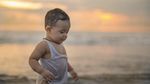 Gemas! Anak Bungsu Anang dan Ashanty Happy Main-main di Pantai