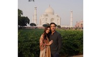 Kedua sama-sama memposting foto dengan latar belakang Taj Mahal di akun Instagram masing-masing. Foto: Instagram Raisa Andriana