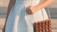 Tudora juga membuat tas dengan bentuk dessert manis yakni chocolate bar. Mau punya ngga sih? Foto: Ana Tudora