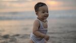 Gemas! Anak Bungsu Anang dan Ashanty Happy Main-main di Pantai