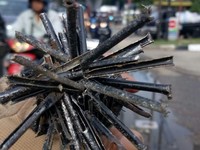 Ranjau Paku yang Mengancam Pengendara Jakarta