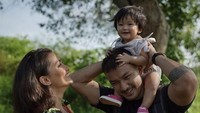 Anak kecil paling suka dipanggul oleh bapaknya kayak bayi bernama lengkap Salma Jihane Dewanto ini. Foto: Instagram Atiqah Hasiholan