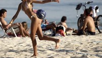 Pantai Ipanema bahkan sudah terkenal sebagai destinasi wisata sejak tahun 1970-an. Pantainya disebut-sebut sebagai tempat terbaik untuk berbikini (Reuters)