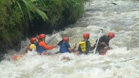 Tarif satu perahu karet antara Rp 750 ribu hingga Rp 1,1 juta, sesuai paket yang diinginkan, traveler bisa menikmati sensasi indahnya arus Sungai Bogowonto (Rinto/detikTravel)
