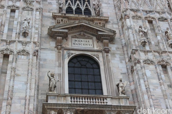 Foto: Di bagian pintu utama katedral, ada ukiran tentang cerita perjalanan hidup Yesus dari lahir hingga peristiwa penyaliban. Patungnya diukir dengan halus dengan detail anatomi manusia yang sempurna. (Erwin/detikTravel) Foto: Di bagian pintu utama katedral, ada ukiran tentang cerita perjalanan hidup Yesus dari lahir hingga peristiwa penyaliban. Patungnya diukir dengan halus dengan detail anatomi manusia yang sempurna. (Erwin/detikTravel)