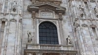 Foto: Di bagian pintu utama katedral, ada ukiran tentang cerita perjalanan hidup Yesus dari lahir hingga peristiwa penyaliban. Patungnya diukir dengan halus dengan detail anatomi manusia yang sempurna. (Erwin/detikTravel)