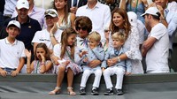 Ini saat mereka mendampingi Roger Federer tampil di Wimbledon 2017. Federer menghadapi petenis Kroasia, Marin Cilic.  (Daniel Leal-Olivas - Pool/Getty Images)