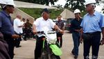 Naik Motor Trail, Menteri PUPR Cek Kado Jokowi untuk NTT