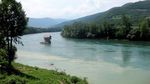 Lebih dari 40 Tahun, Rumah Ini Nongkrong di Tengah Sungai