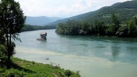 Di bawah rumah itu terdapat batu besar yang menopang bangunan dari aliran air sungai. Istimewa/Huffington Post.